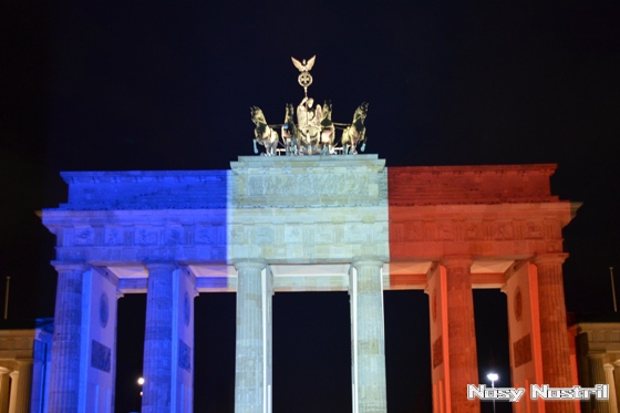 Menschen zeigen Flagge für Frieden und Freiheit in der Welt | Pariser Platz, Berlin